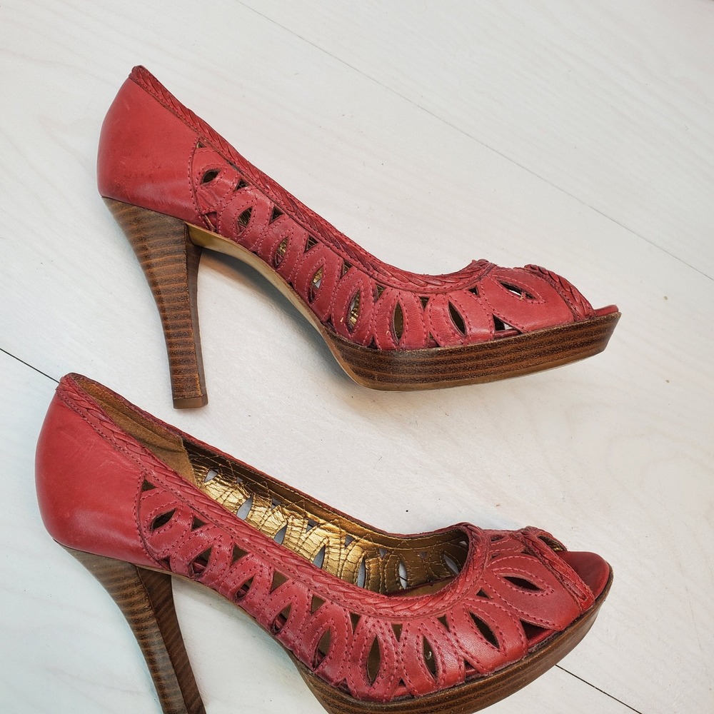 Guess Cherry Red Leather Peep Toe Platform Pumps Laser Cut Heels Womens 7.5M - Picture 5 of 11